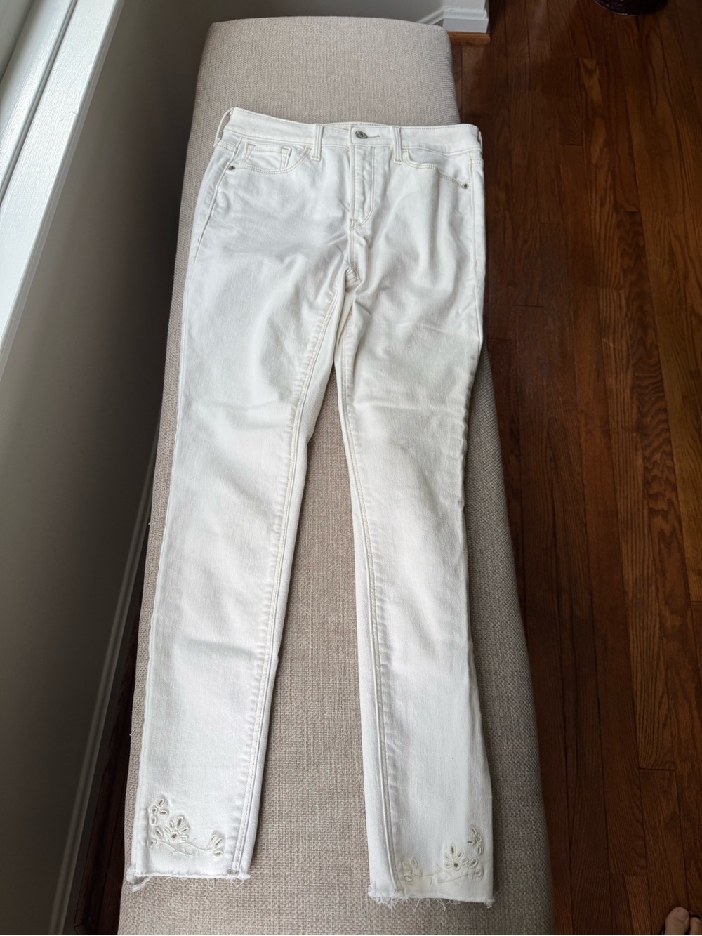 Old Navy - White Women's Slim Jeans with Embroidered Hem